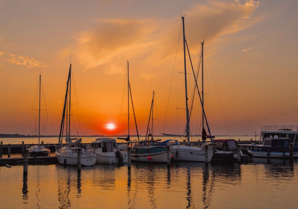 Puesta de sol y atardecer en el puerto