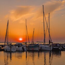 Puesta de sol y atardecer en el puerto